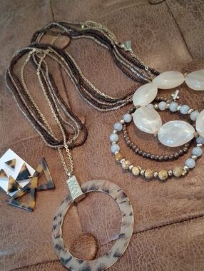 Layered Brown Beaded Necklace with Leopard-Pattern Hoop Pendant